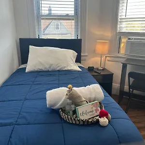 Guest house Cozy Private Bedrooms Kitchen Wifi, Englewood